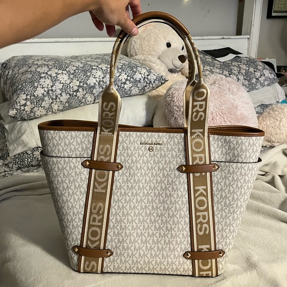 ⭐️ BEAUTIFUL BNWT MK PURSE ⭐️ - Picture 2 of 6